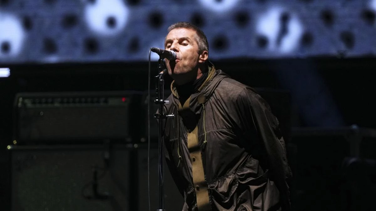 Oasis lanza una indirecta a Coldplay: “Aquí no tenemos esa tontería de la cámara del beso”