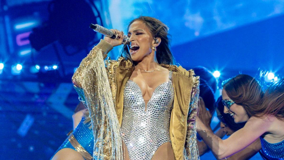 Un saltamontes le roba el protagonismo a Jennifer Lopez durante su show: “Me estaba haciendo cosquillas”
