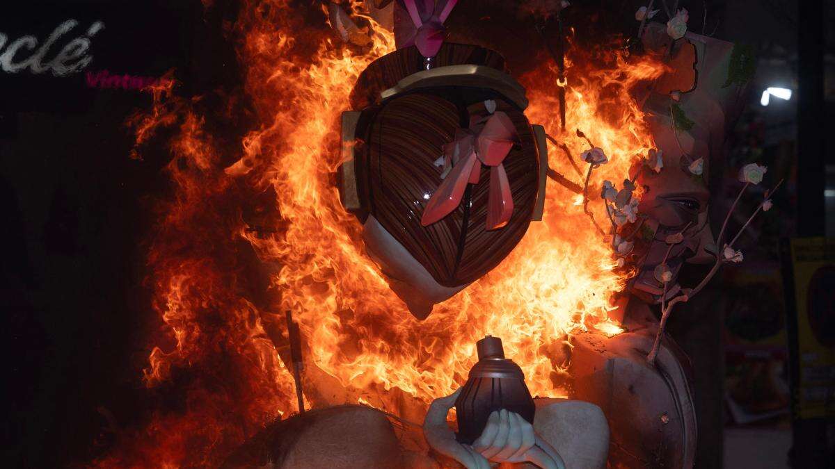 El fuego finiquita unas fallas marcadas por el recuerdo de la dana y la incesante lluvia