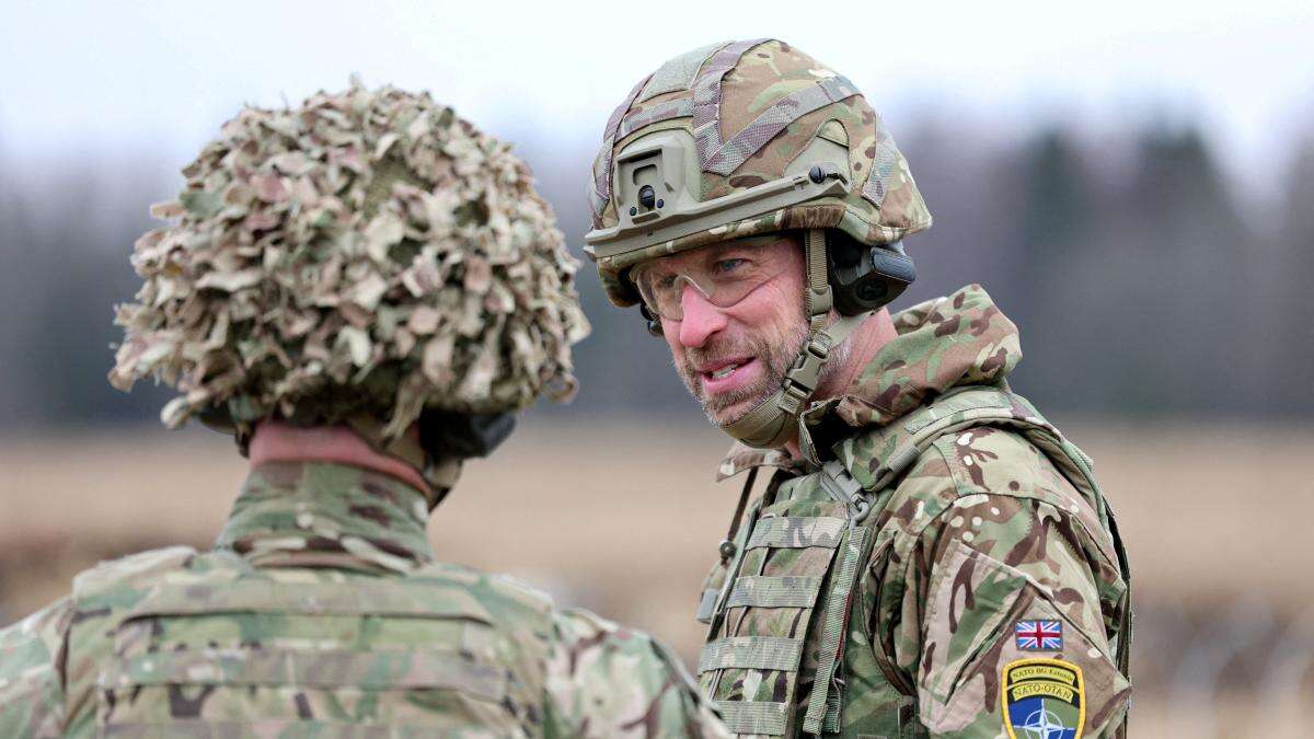 El príncipe Guillermo, en uniforme militar durante la visita a las tropas británicas en Estonia