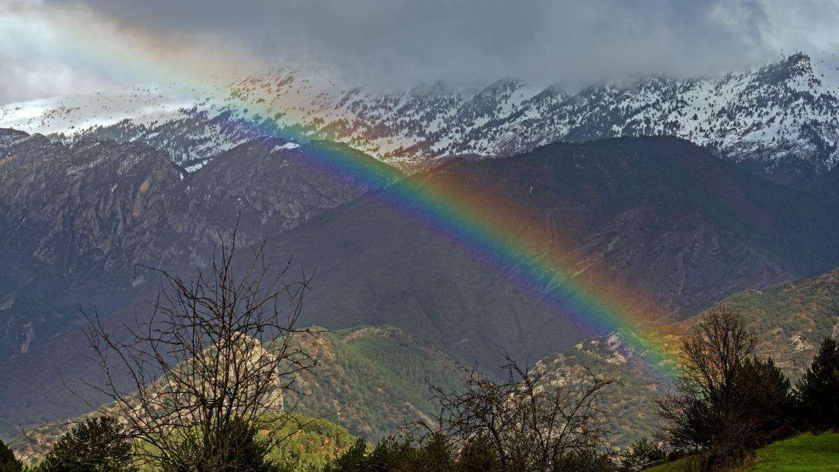 El arco iris de la nieve en el Cadí