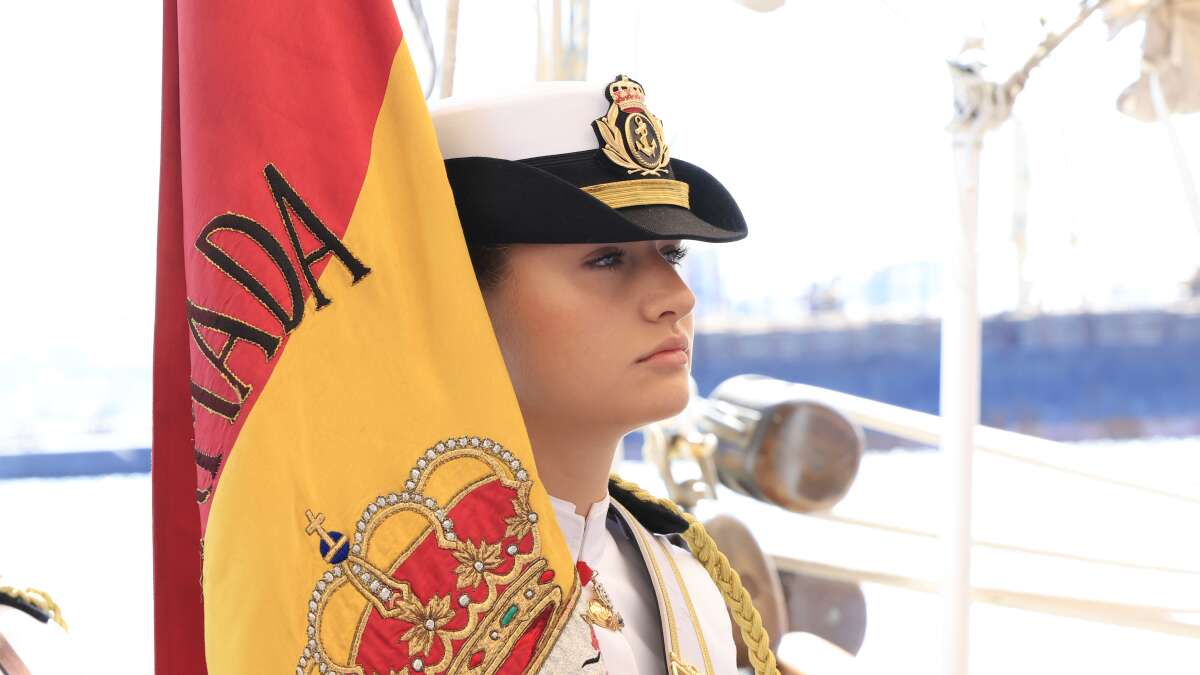 Leonor ejerce de abanderada en la jura de civiles a bordo del Elcano