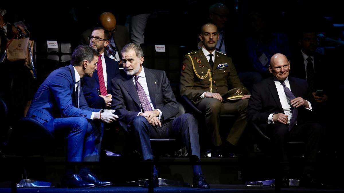 El rey Felipe VI coincide con Illa y Sánchez en la inauguración del Mobile