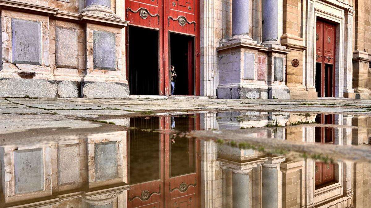 Los reflejos de la plaza de la Catedral de Vic