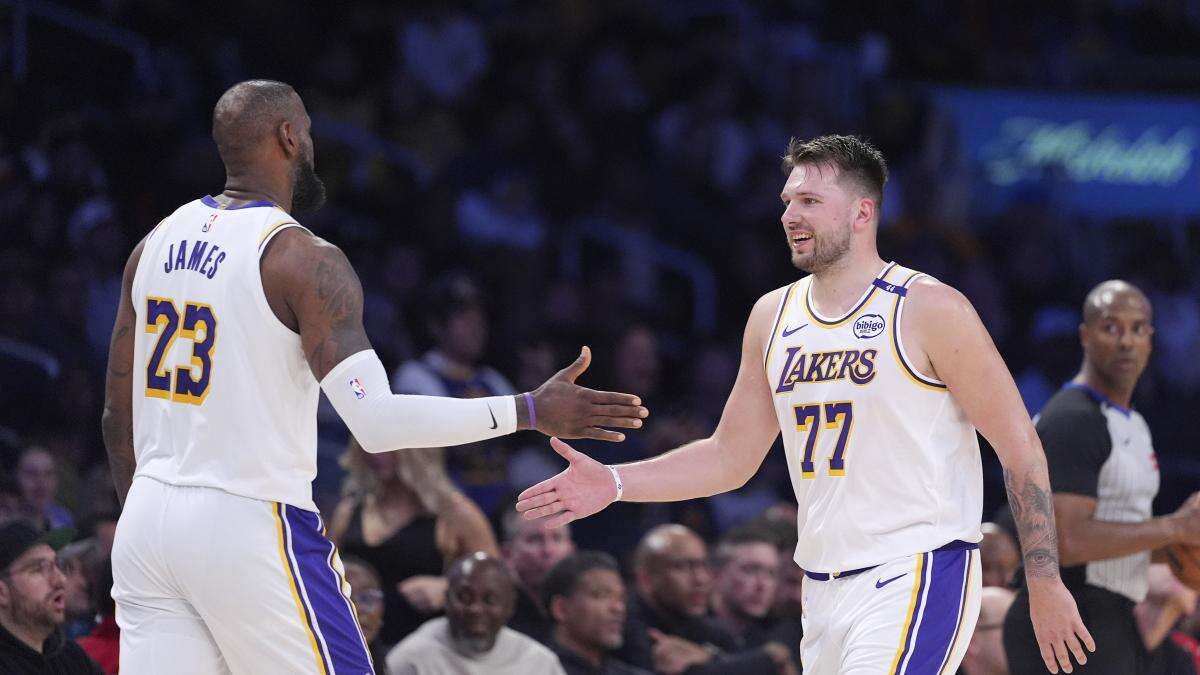 Doncic se exhibe de nuevo ante los Clippers y LeBron James roza una cifra histórica de puntos