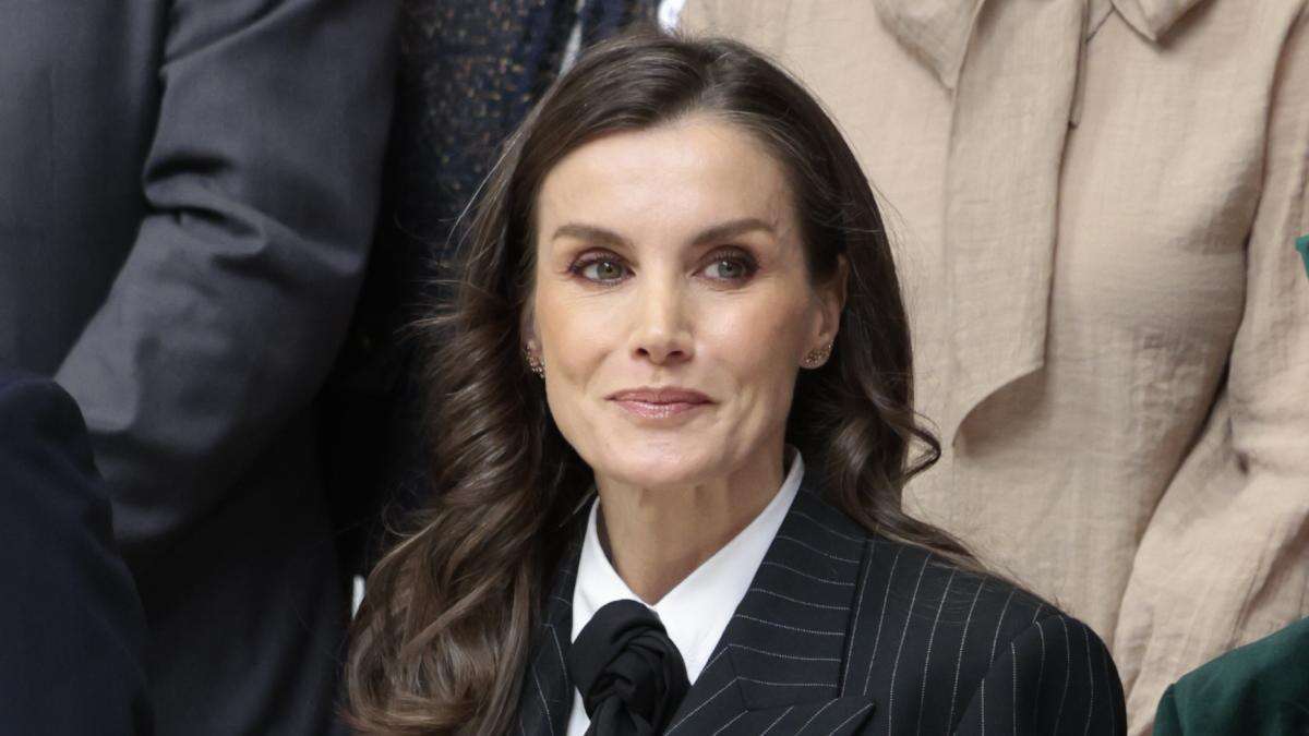 Letizia, con traje y corbata, aboga por las enfermedades raras