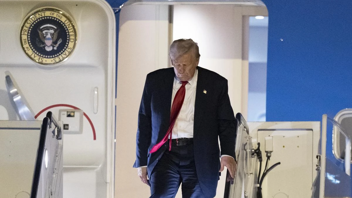 Trump invoca una ley de 1798 para acelerar las deportaciones y un juez la bloquea de inmediato