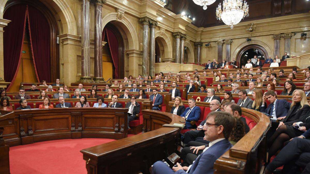 El Parlament reclama la equiparación salarial de los docentes de la escuela pública y concertada