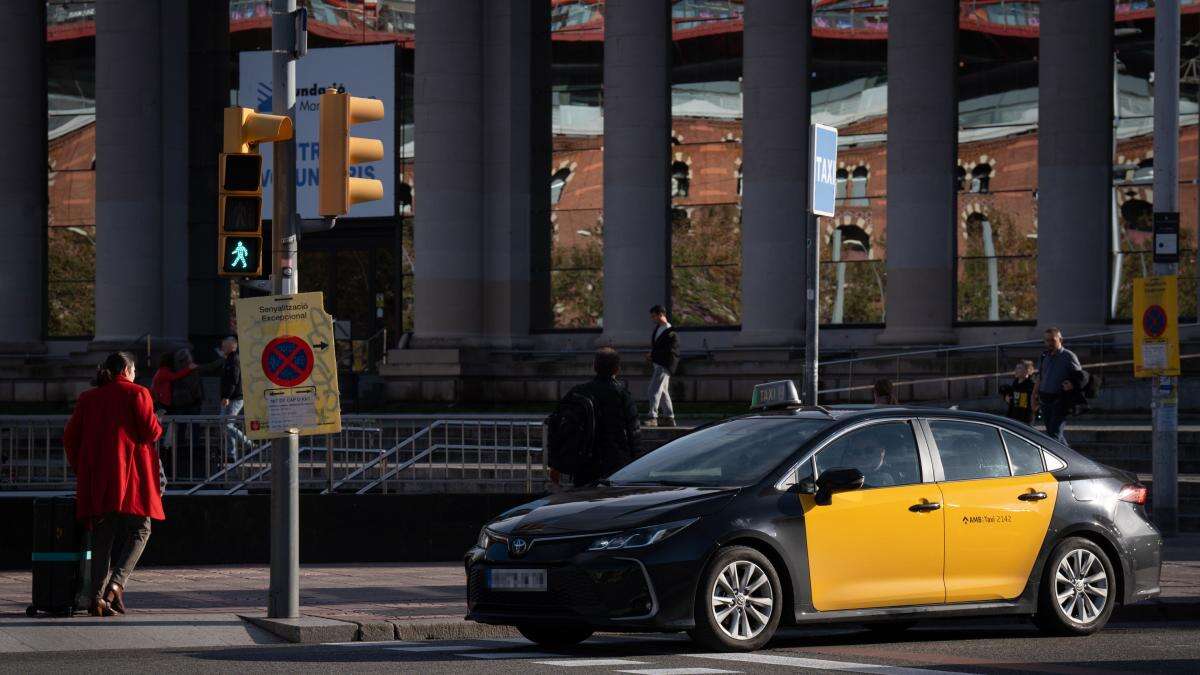 Un ladrón roba un taxi a punta de cuchillo en el Eixample