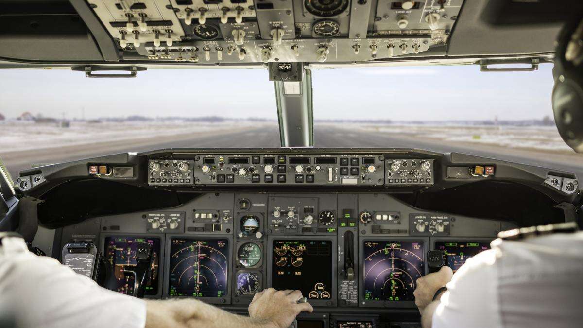 Un pasajero intenta abrir la puerta de la cabina de un avión en ruta Madrid-Caracas