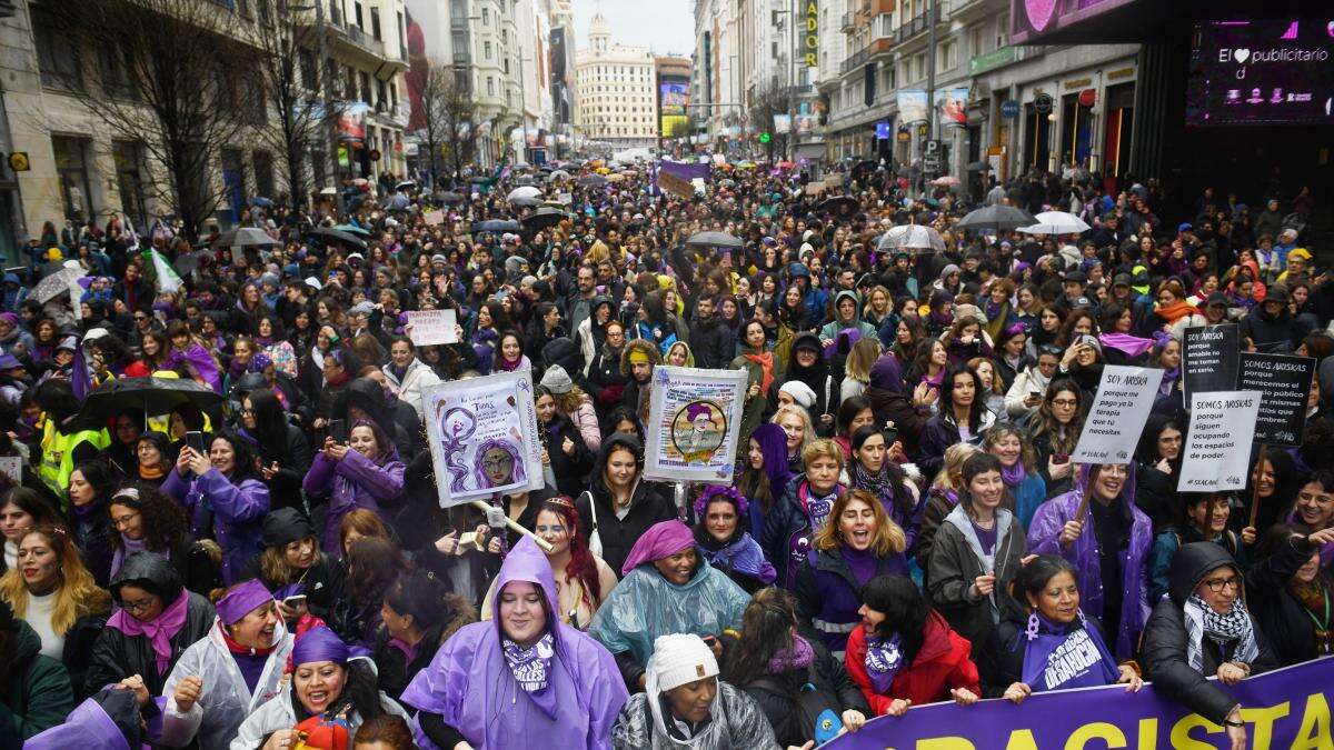 El movimiento feminista exhibe su poderío y fuerza pese al fuerte temporal