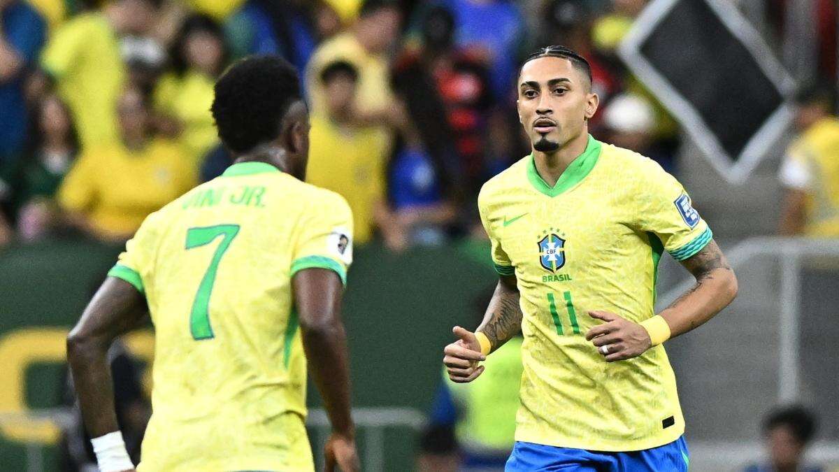 Raphinha reprendió a Vinícius tras salvar ambos a Brasil