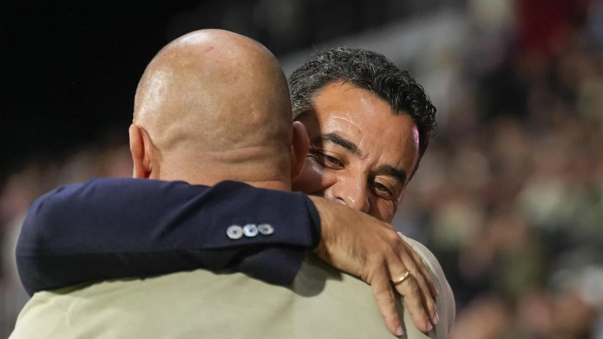 La tregua del mal llamado derbi entre el Girona y el Espanyol acaba en un abrazo