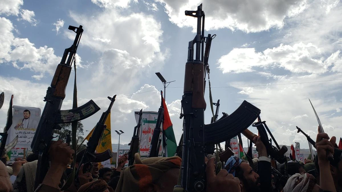 Los hutíes de Yemen detendrán sus ataques en el mar Rojo mientras se respete la tregua en Gaza