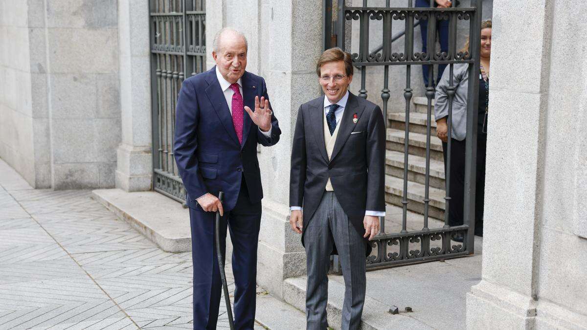 La boda de Almeida ofrece al rey Juan Carlos ovación y vuelta al rueda