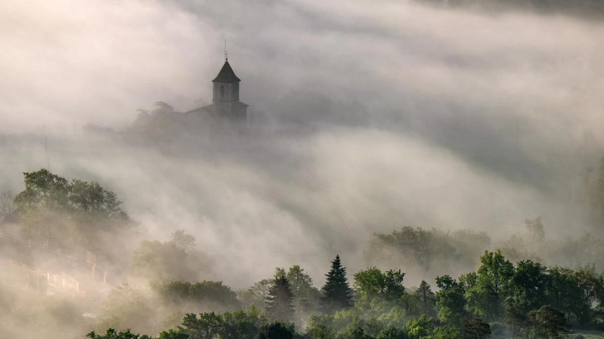 La ermita de la niebla