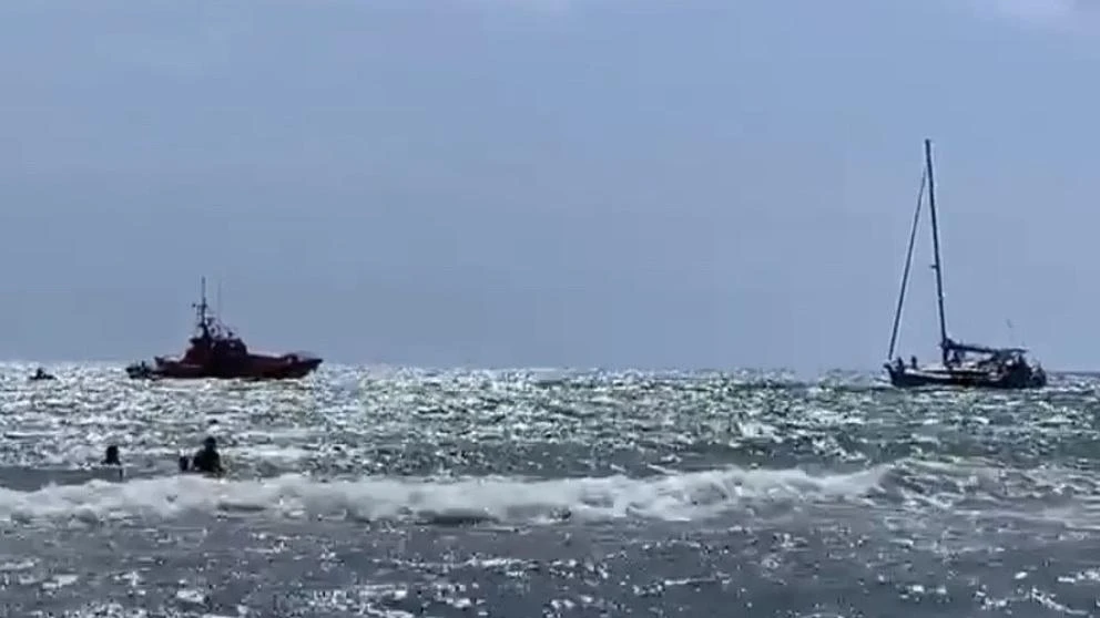 Vecinos de Gavà Mar rescatan a un velero con las motos acuáticas