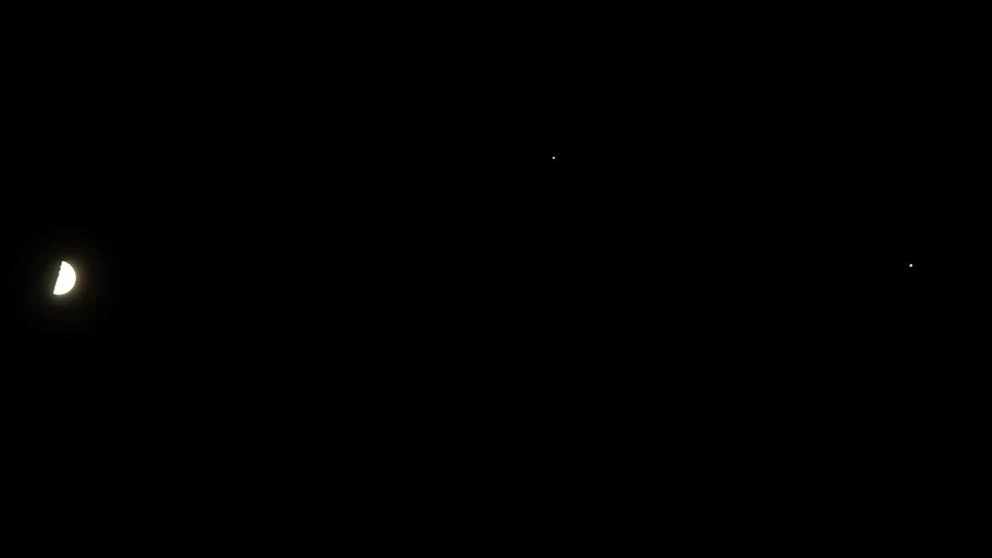 ¿Has visto la conjunción de la Luna con Saturno y Júpiter?