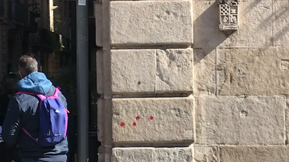 Los puntos rojos en las paredes de Barcelona se adaptan al confinamiento