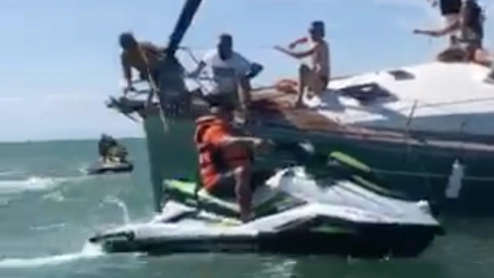 El vídeo de cómo los vecinos de Gavà Mar rescatan a un velero con motos acuáticas