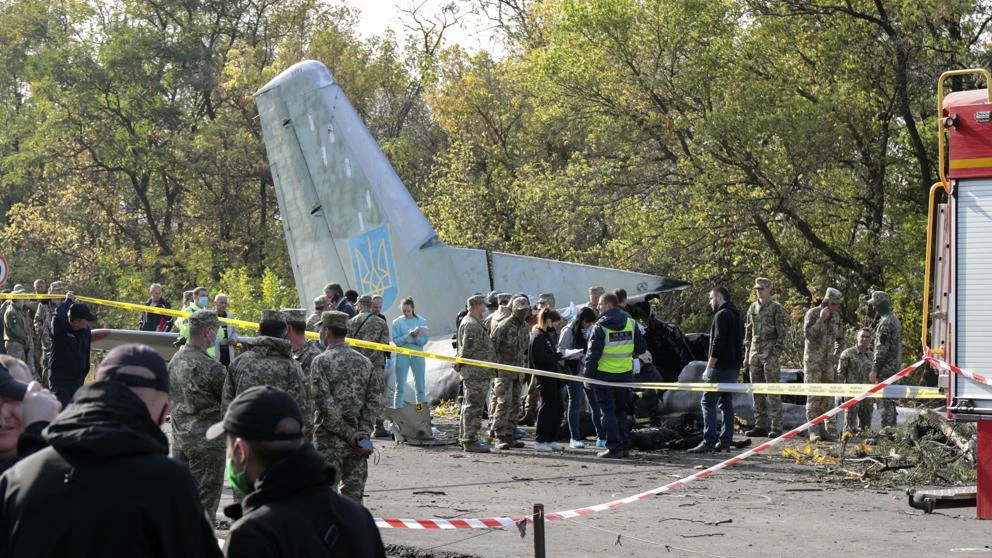 Un avión militar se estrella en Ucrania y deja 25 fallecidos