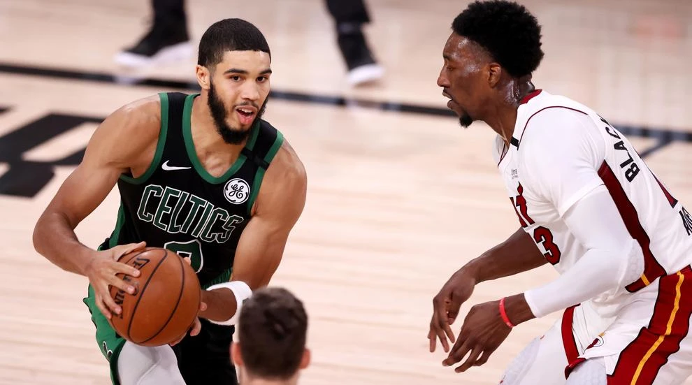 Tatum mantiene con vida a los Celtics ante los Heat