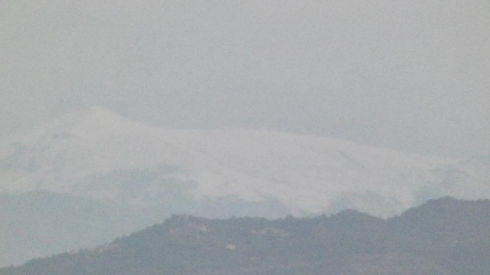¿Cómo se ha visto desde Barcelona la primera nevada de otoño en los Pirineos?