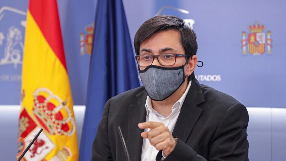 Un comentario xenófobo de Vox a Pisarello desata un alud de solidaridad en Twitter