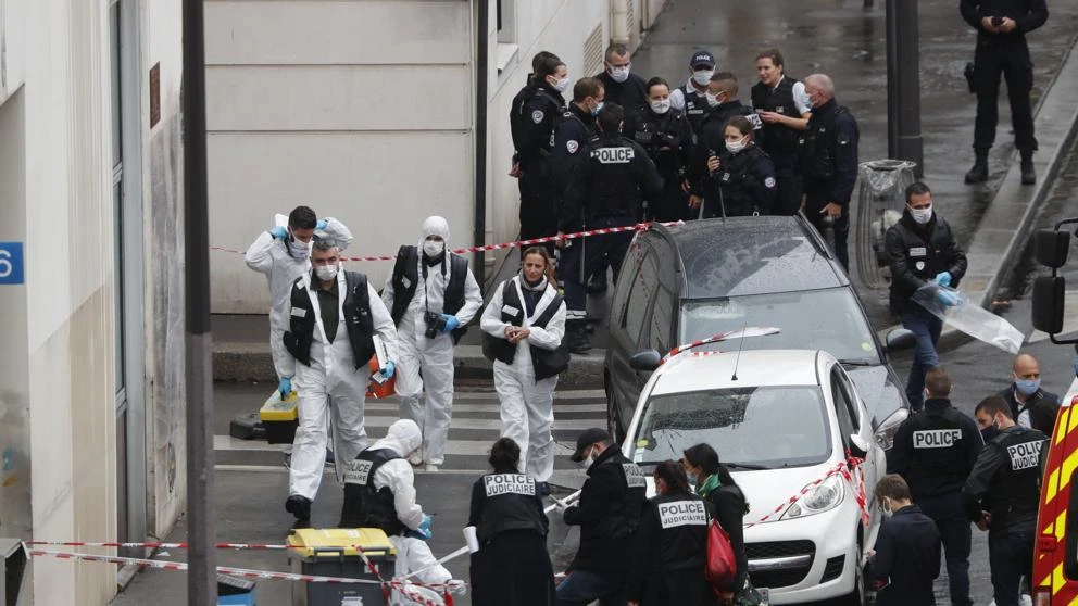 Un paquistaní de 18 años apuñala a dos periodistas en la antigua sede de la revista Charlie Hebdo