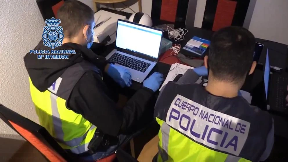 La Policía detiene a 19 estafadores por vaciar cuentas a través de los móviles