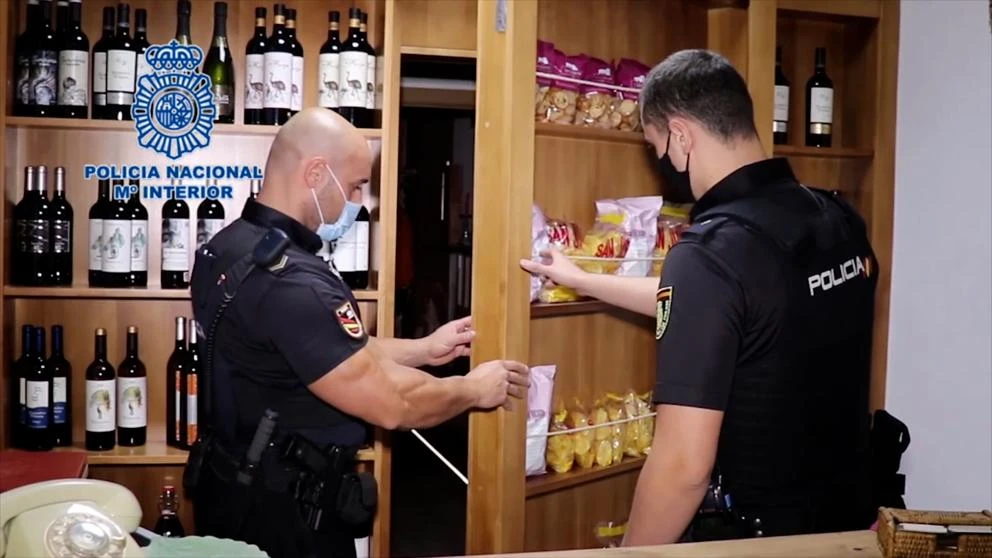 Una puerta oculta en una tienda gourmet de Alicante llevaba a una sala de timbas ilegales