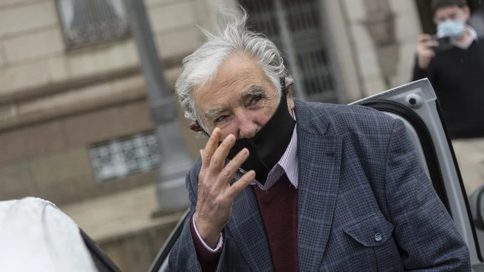 Los ex presidentes de Uruguay Sanguinetti y Mujica renuncian a sus escaños en el Senado