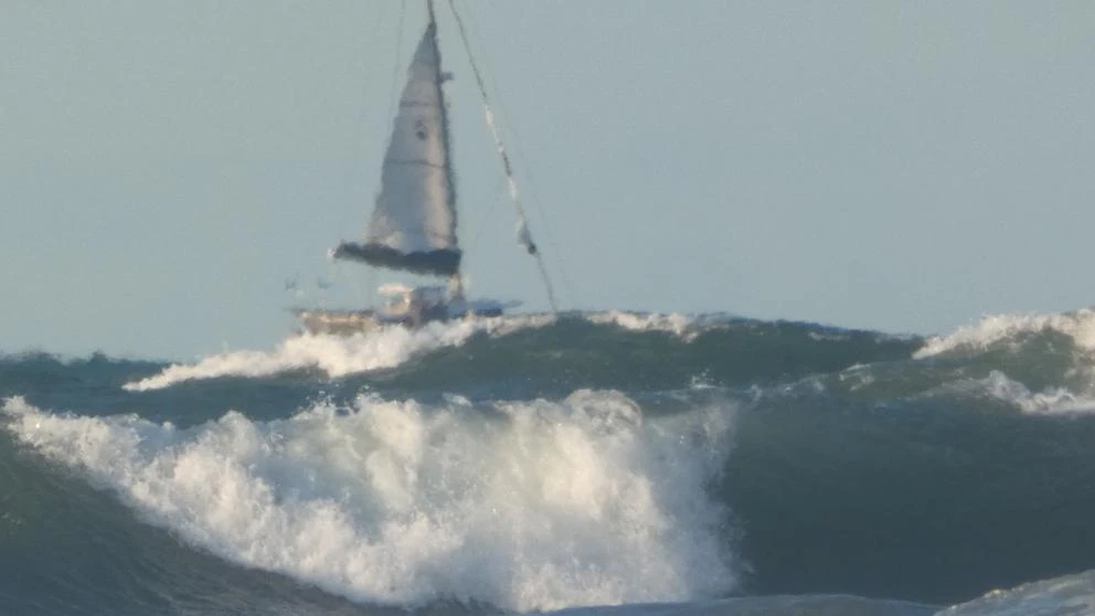El momento en que un velero casi vuelca por el temporal Álex frente a Barcelona