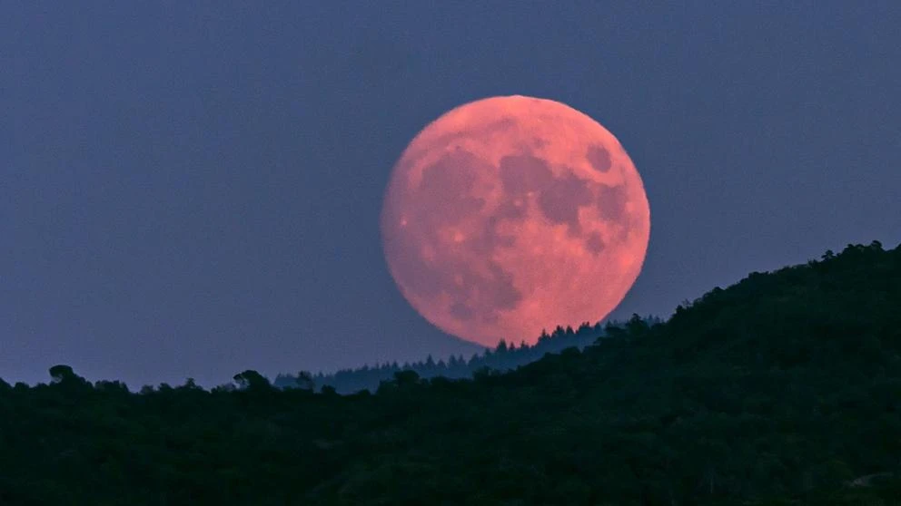 ¿Has visto la Luna llena de tres colores?