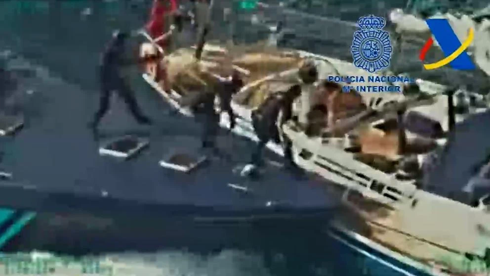Espectacular abordaje en alta mar de cuatro veleros repletos de hachís