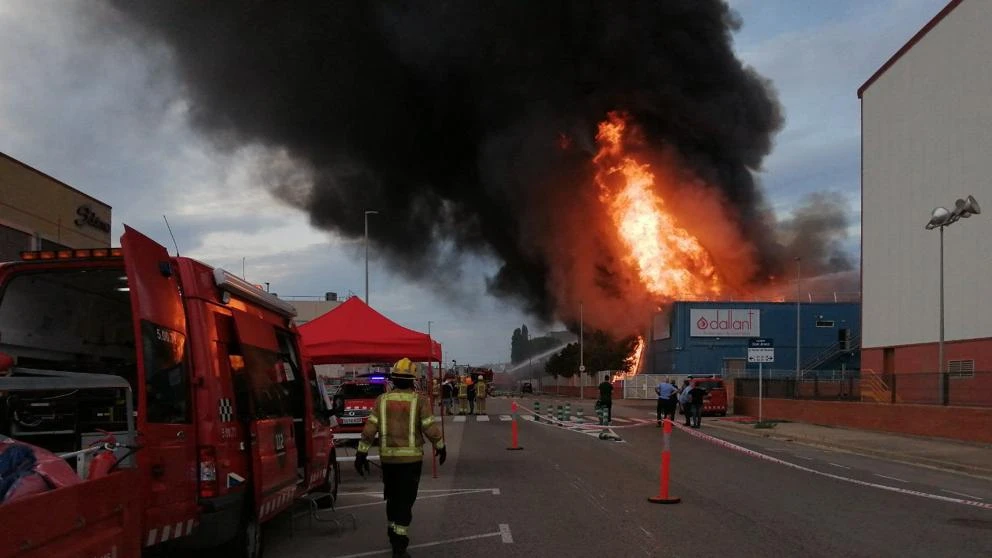 Un incendio en una fábrica de aromas para la alimentación asusta al Baix Llobregat