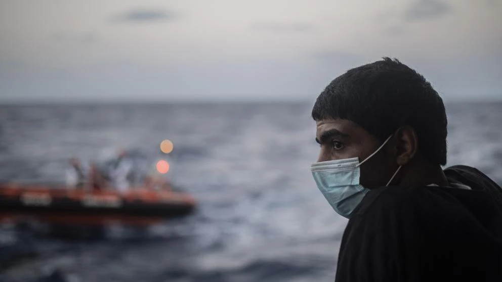 Desesperación en el ‘Open Arms’: otros 48 migrantes se lanzan al mar