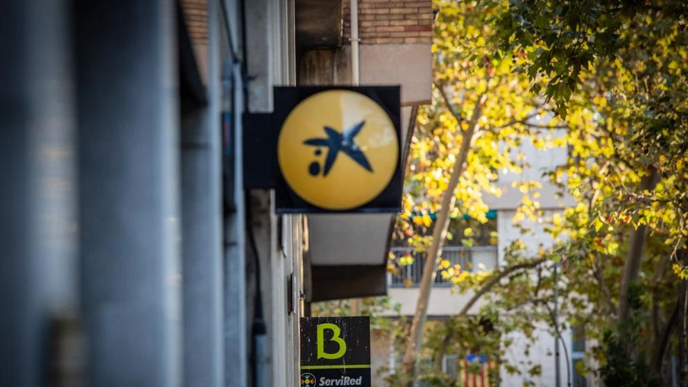 Caixabank y Bankia convocan sus respectivos consejos para dar luz verde a la fusión