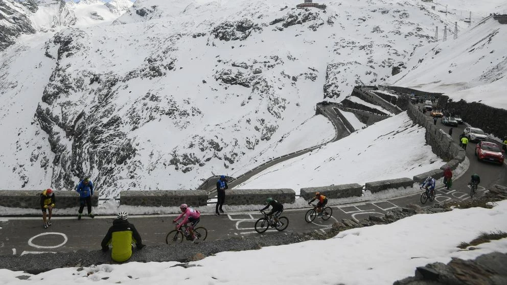 El Stelvio engulle a Almeida