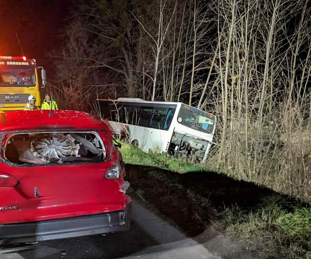 Wypadek Autobus pełen pasażerów wylądował w rowie. Poszkodowane zostało roczne dziecko