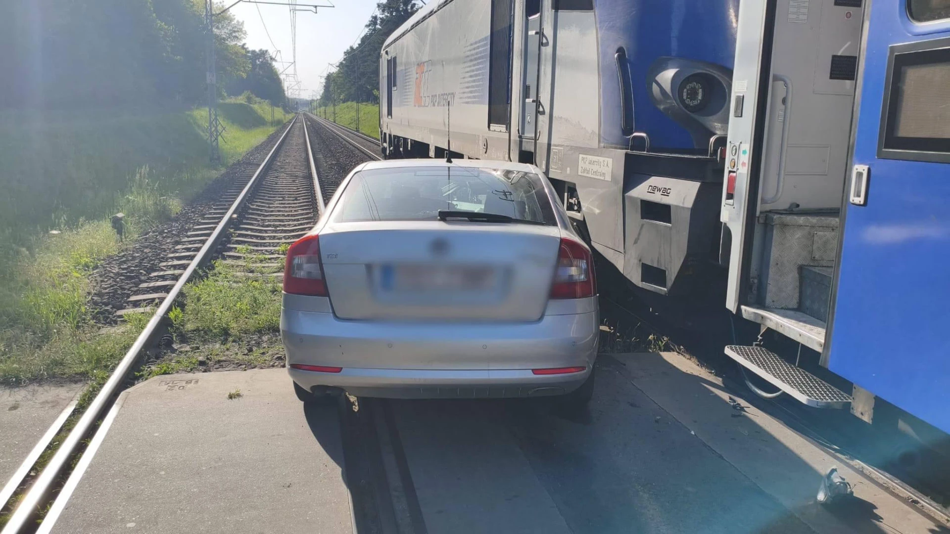 Opolskie Mogło dojść do strasznej tragedii. Kobieta wjechała osobówką wprost w przejeżdżający pociąg
