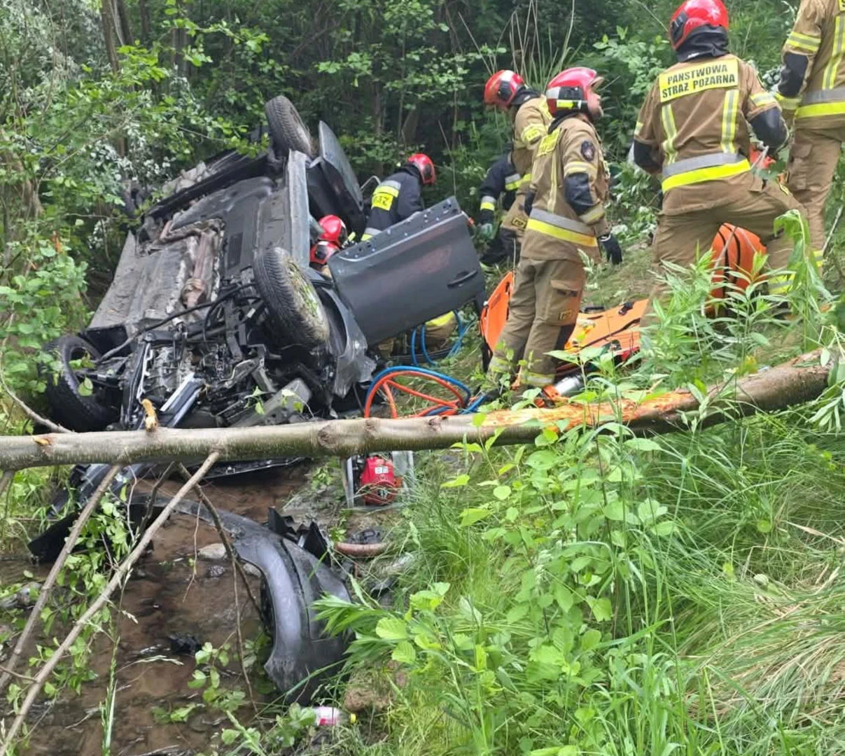 Tragiczny wypadek Auto spadło z wiaduktu. Lądował śmigłowiec LPR, dwie osoby nie żyją