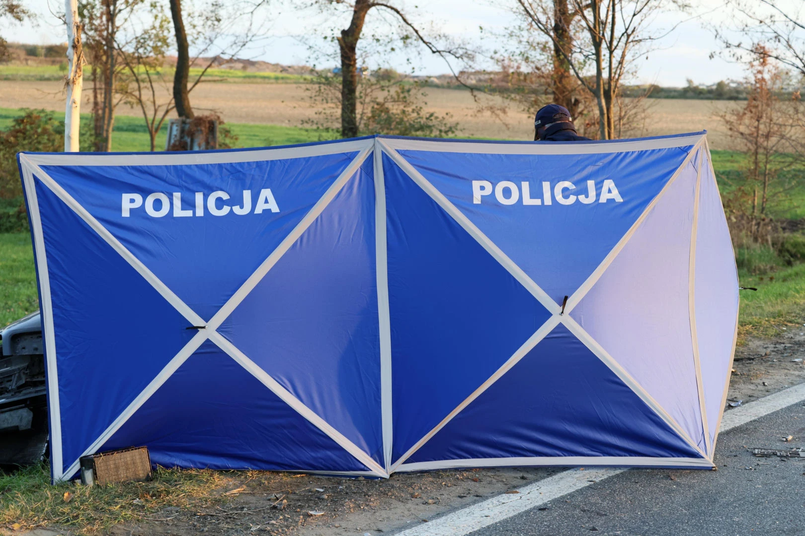 wypadek Auto wypadło z drogi i dachowało. Zginął młody kierowca