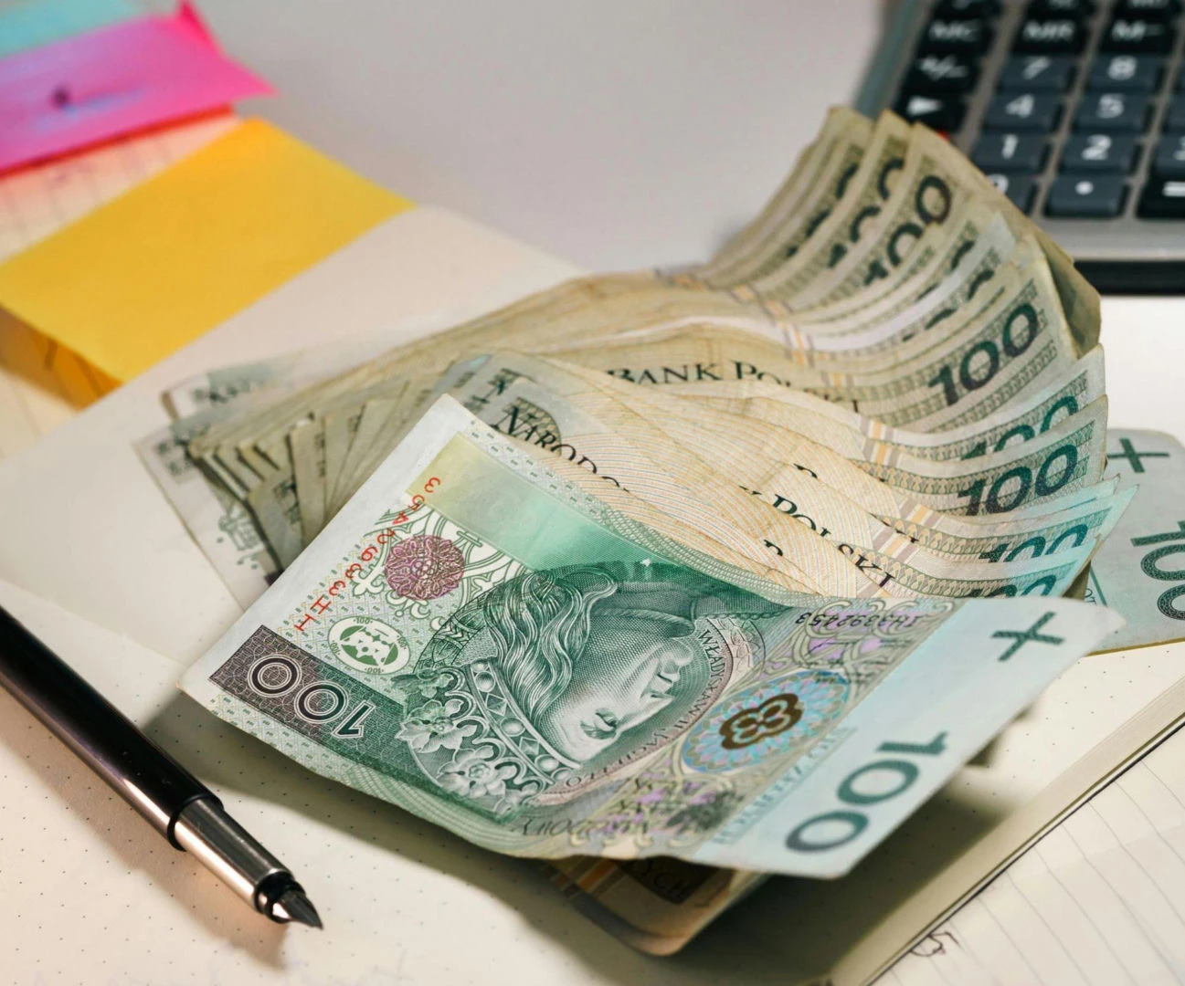 Dodatek dla nauczycieli Nawet 2590 zł wpłynie na konta w te wakacje. Pracownicy nie muszą składać wniosków