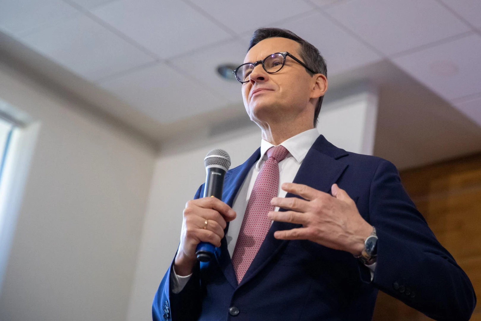 sprawdziliśmy Mateusz Morawiecki pokazał majątek. Może się zakręcić w głowie od tych kwot