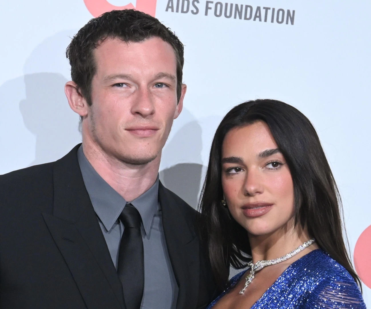 Ślub gwiazdy Dua Lipa wyszła za Calluma Turnera. Piosenkarka zaskoczyła nietypową kreacją na ślubie - ZDJĘCIA
