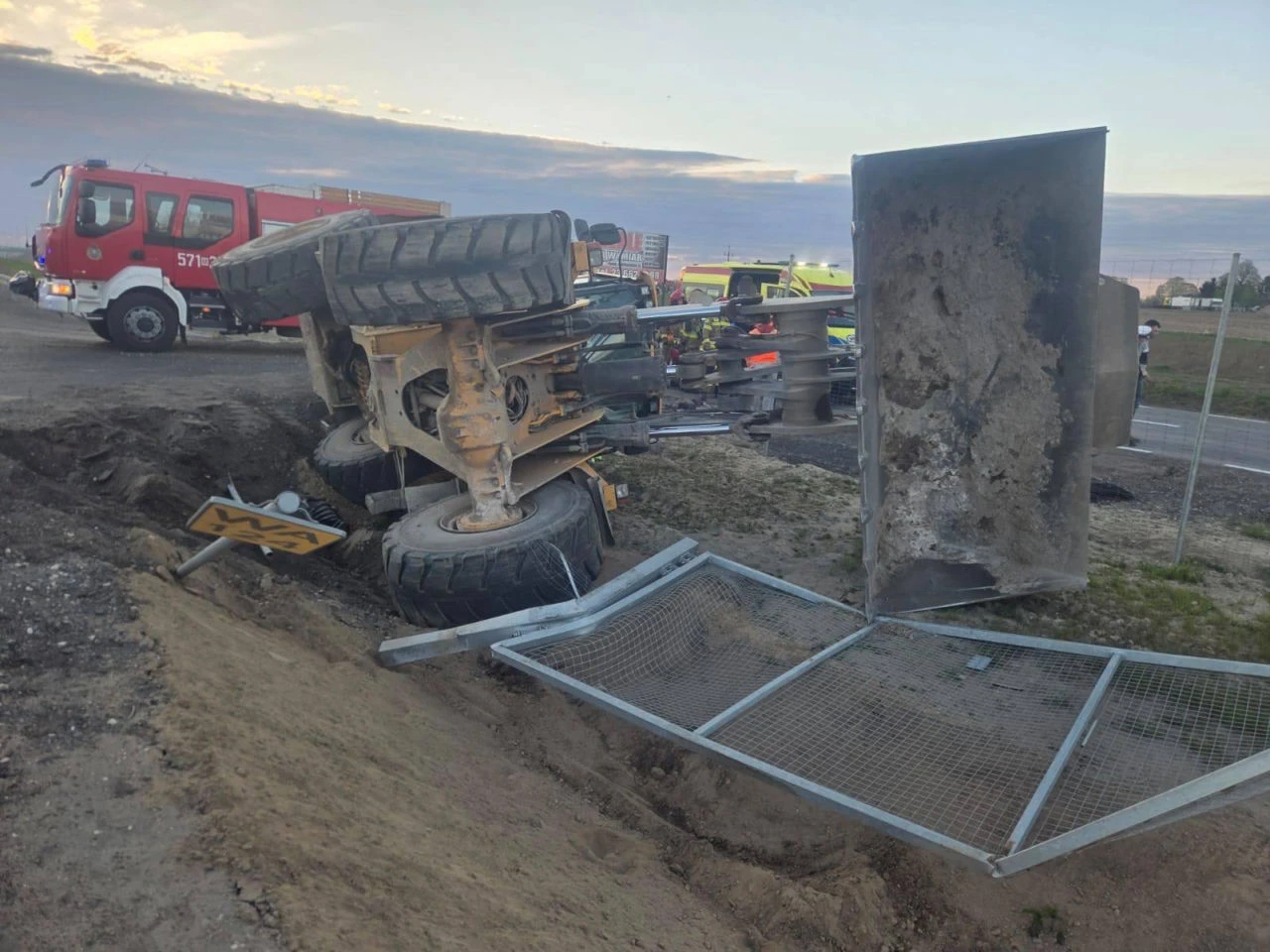 Policja Pijany wjechał ładowarką do rowu. 