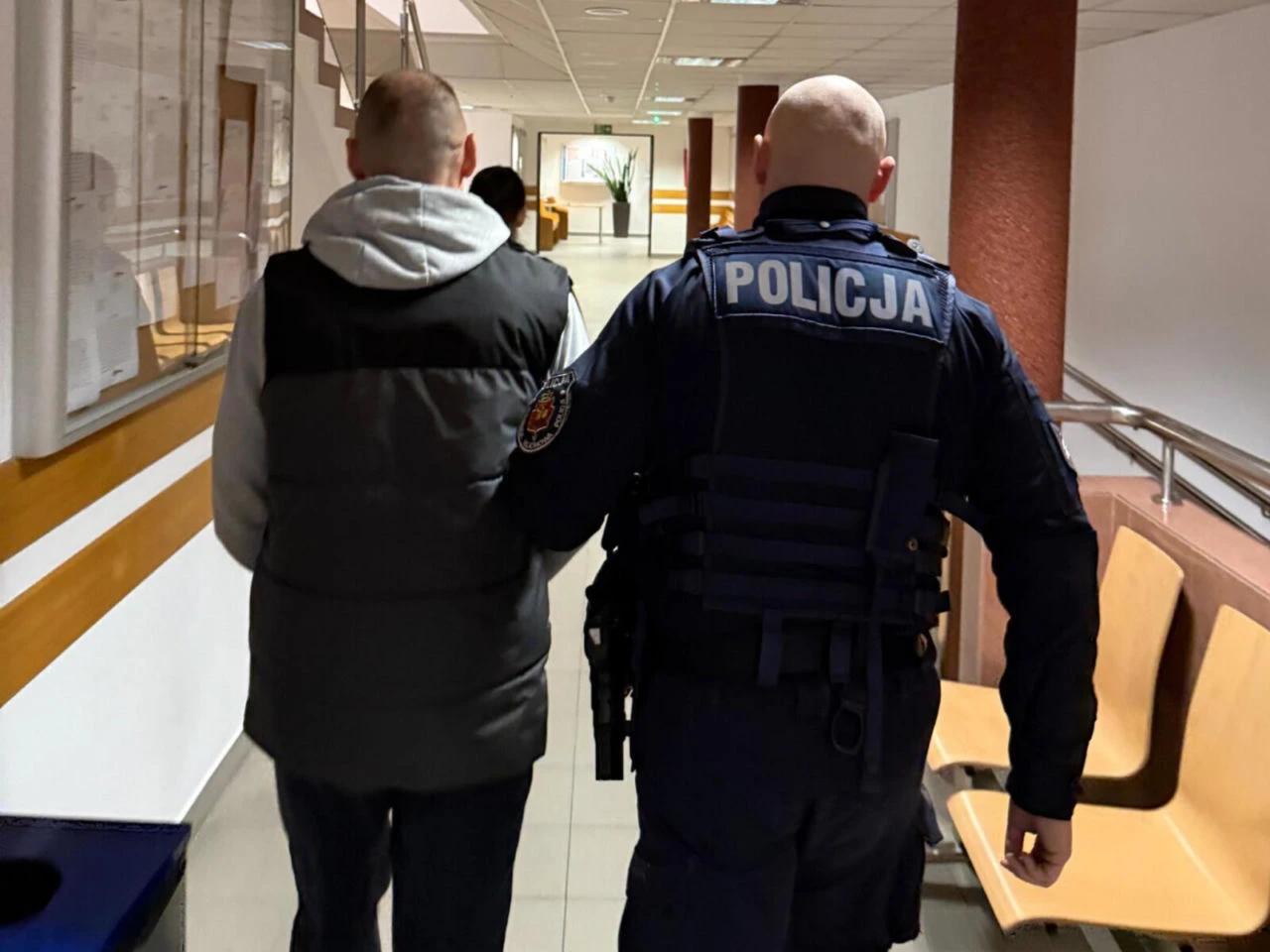 Dramat na Bielanach Wpadł w szał! Zaatakował matkę i groził sąsiadowi nożem. 41-latek trafił do aresztu