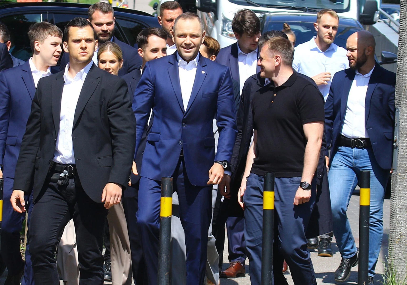 Para prezydencka z dziećmi Nawroccy w procesji Bożego Ciała. Uśmiechy, serdeczne rozmowy i czujna ochrona SOP