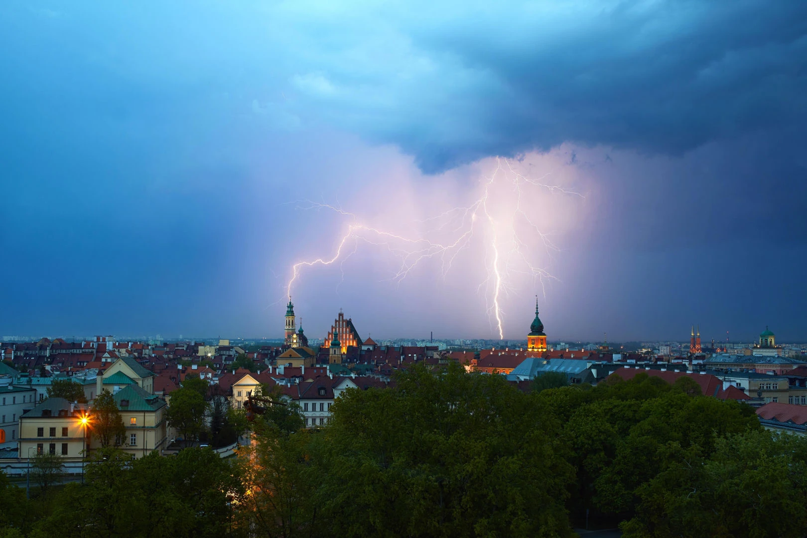 Wiadomości IMGW bije na alarm. Deszcz, grad i wichury mogą sparaliżować regiony